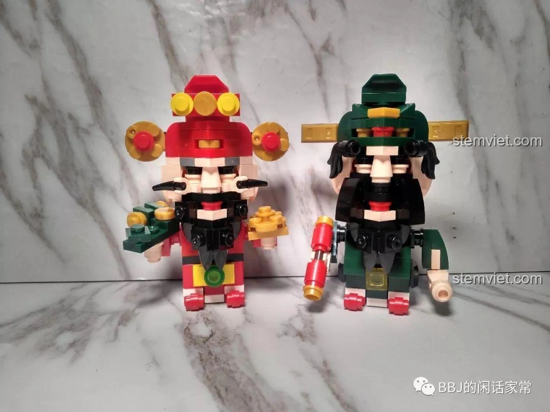 Mô hình Lộc Tinh ZHEGAO QL0953-2 được đặt lên thân của một minifigure thông thường, tạo ra một cách chơi mới lạ và hài hước.