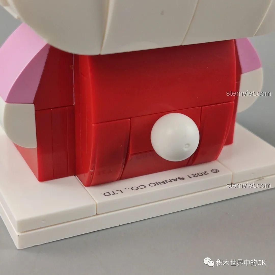 Chi tiết đuôi và logo bản quyền Sanrio trên đế của bộ đồ chơi Mô hình Hello Kitty Keeppley giá bình dân.