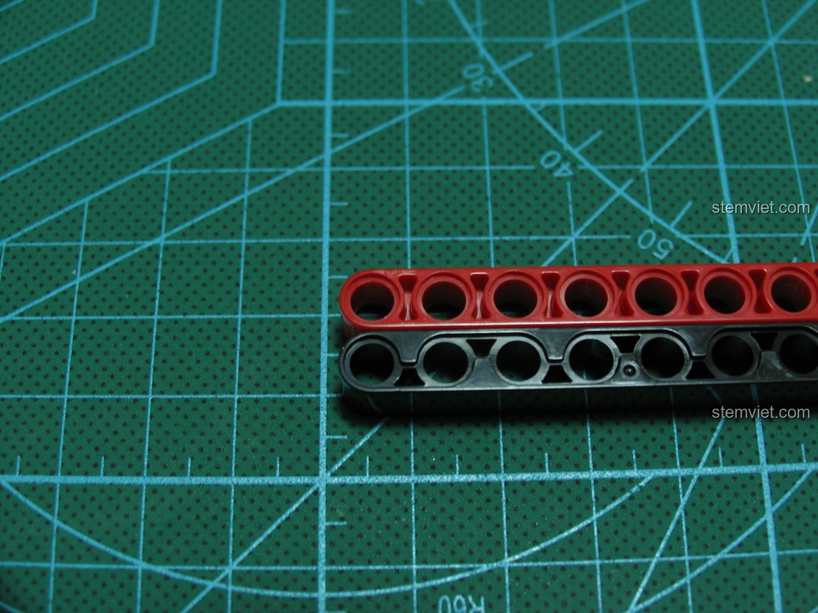 Chi tiết panel của CaDA có logo dập nổi, cho thấy sự đầu tư vào chất lượng sản phẩm.