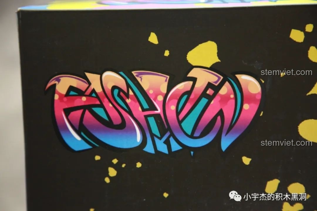 Cận cảnh logo chữ 'Fashion' theo phong cách graffiti trên hộp đồ chơi K-Box 505 Siêu xe BMW MINI Graffiti.