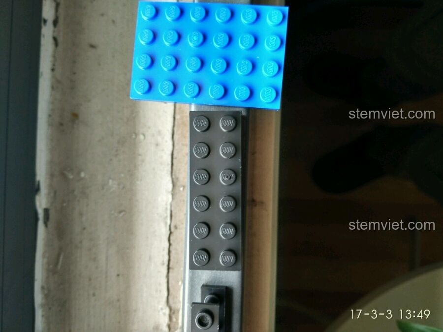 Cận cảnh logo GUDI được in trên mảnh ghép của bộ xếp hình Trạm Cảnh Sát Di Động GUDI 9316, chứng minh nguồn gốc sản phẩm.