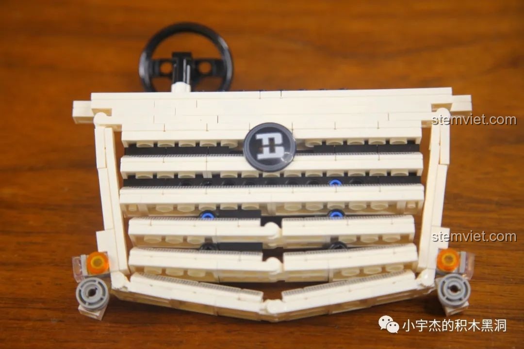 Logo Happy Build được gắn lên lưới tản nhiệt của bộ khối lắp ghép Xe Tải Hạng Nặng Mercedes-Benz cho trẻ từ 8 tuổi, tạo điểm nhấn độc đáo.