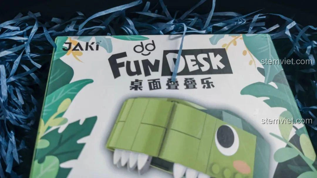 Chi tiết logo JAKI và dòng chữ 'Fun Desk' trên hộp bộ lắp ghép Khủng long Bạo Chúa Ăn Vặt JK5102.