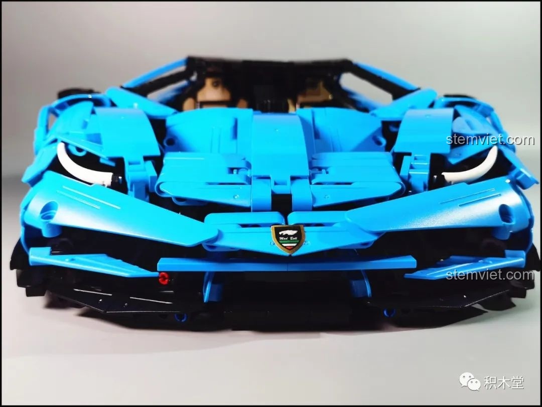 Logo 'Mad Bull' trên đầu xe của Xe đua Lamborghini Centenario C 61041 giá rẻ.