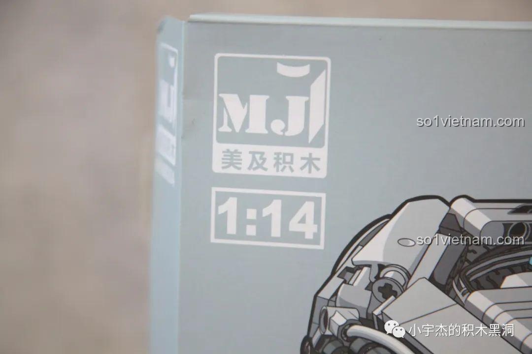 Logo mới của hãng MJ Blocks và thông số tỉ lệ 1:14 được in rõ nét trên góc hộp của bộ lắp ráp xe Mercedes AMG 8620A.