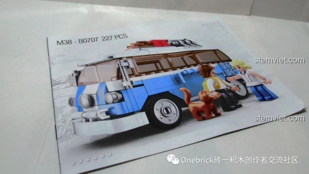 Logo Sluban mới trên cạnh hộp của bộ đồ chơi mô hình Xe van Hippie Sluban, thiết kế hiện đại và nổi bật.