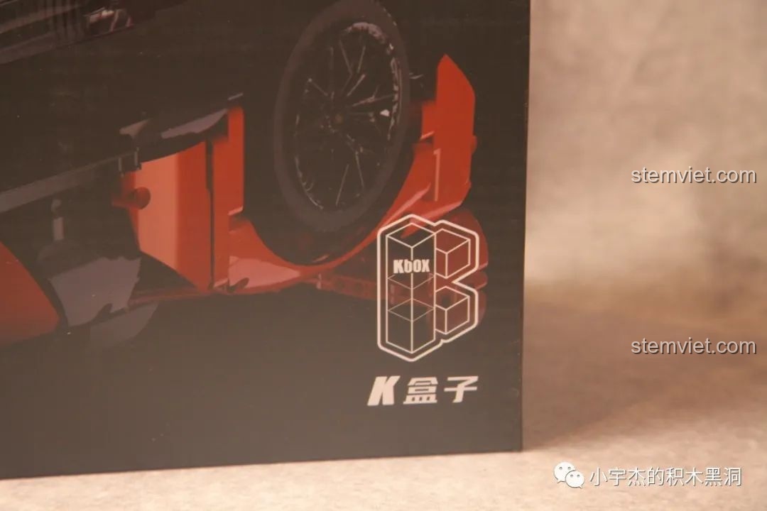 Logo thương hiệu K-box trên hộp đồ chơi mô hình Hypercar Lamborghini Veneno, đảm bảo chất lượng và trải nghiệm lắp ráp thú vị.