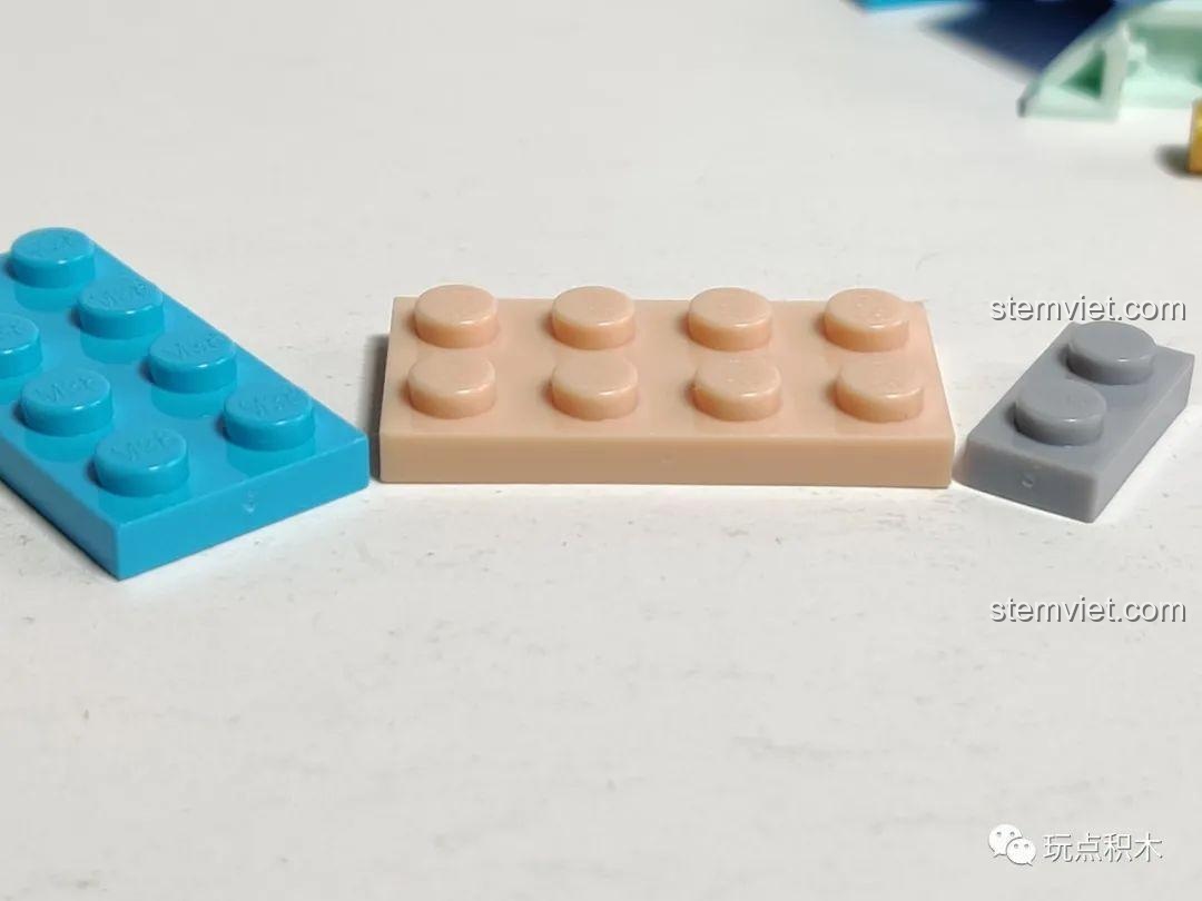 Các mảnh ghép nhiều màu sắc của bộ Sluban B0761 có logo dập nổi trên các nút ghép, đảm bảo hàng chính hãng.