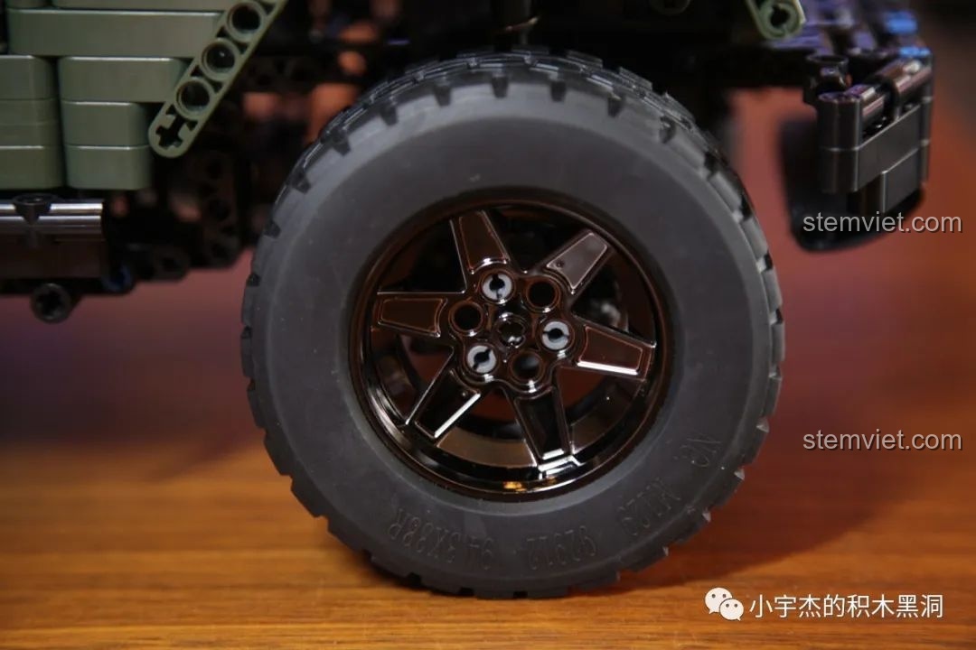 Cận cảnh bánh xe sau của mô hình Jeep Rubicon, có hiện tượng cạ vào vè do hệ thống treo mềm.