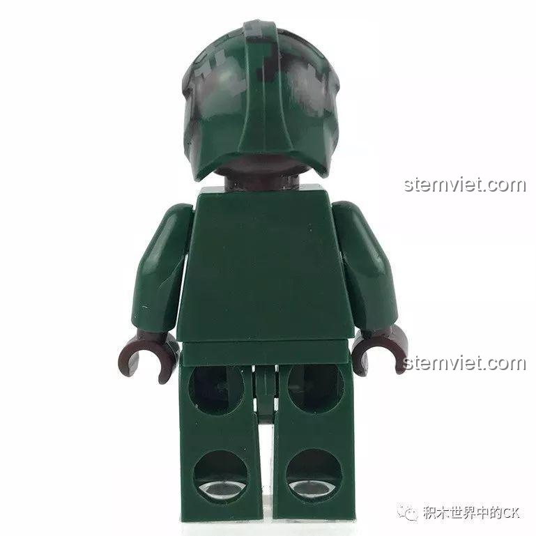 Mặt sau của minifigure lính đặc nhiệm, cho thấy phần chân bị lỗi 'ngoại bát' nhẹ, một chi tiết hiếm gặp.