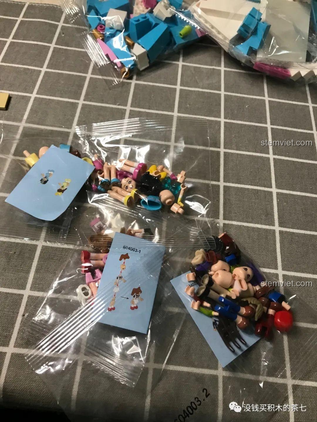 Một chi tiết thân cây hoa bị gãy trong quá trình lắp ráp, cho thấy chất liệu nhựa có thể hơi giòn.