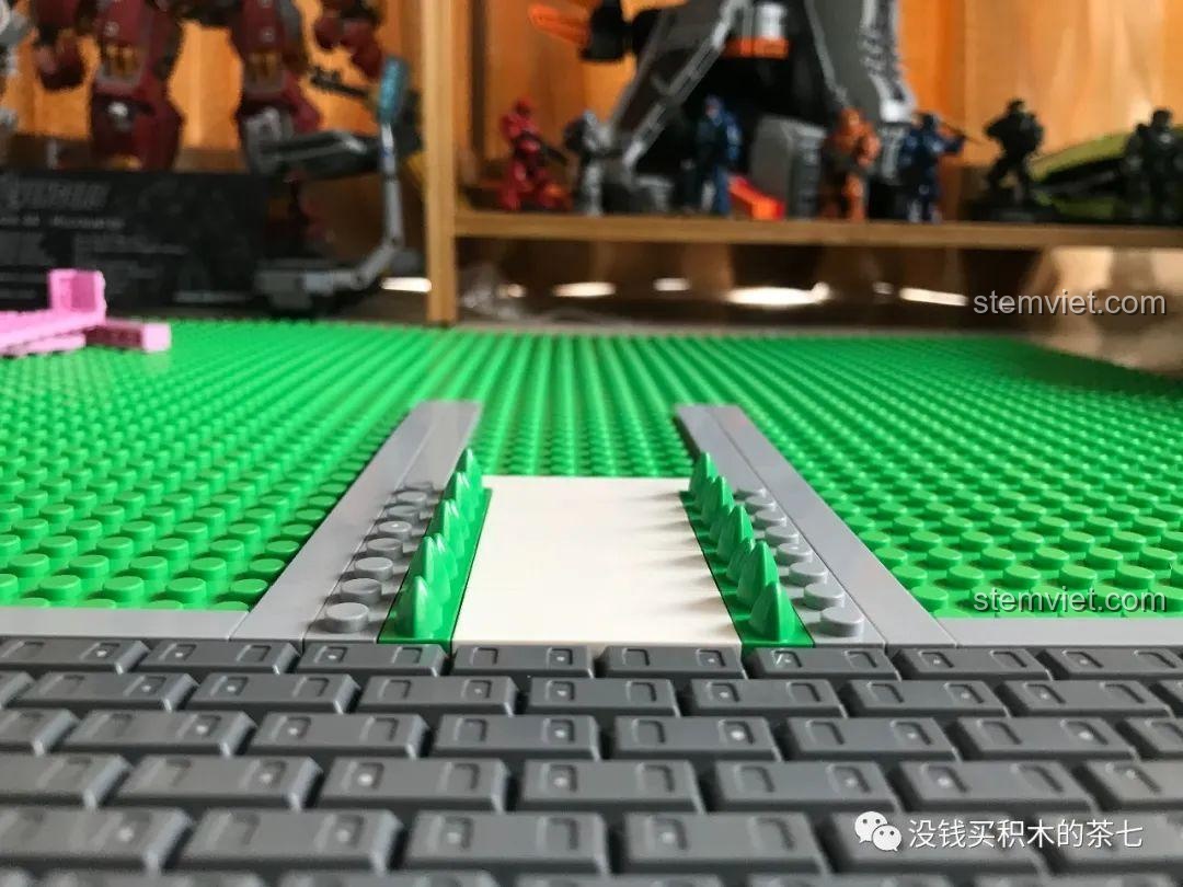 Lối đi chính vào lâu đài được tạo thành từ các chi tiết màu trắng và xanh lá cây.