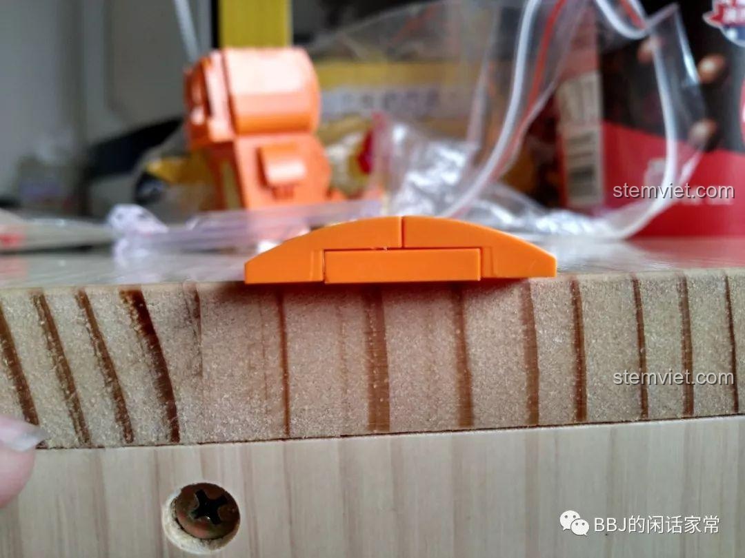 Cận cảnh hai mảnh ghép cong màu cam của Keeppley cho thấy chúng không nằm trên một mặt phẳng hoàn hảo khi ghép lại.