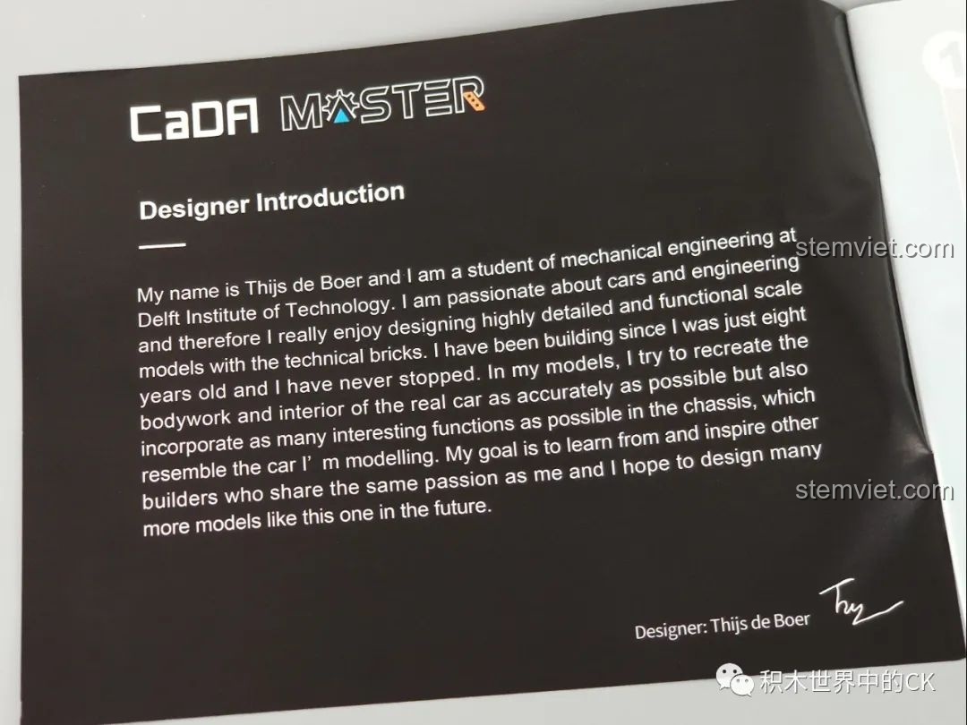 Lời giới thiệu của nhà thiết kế Thijs de Boer trong sách hướng dẫn bộ lắp ráp Lamborghini Centenario 'Bò Thế Kỷ'.