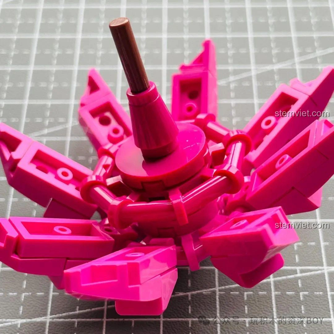 Lõi trung tâm và trục cố định của mô hình hoa sen đá JAKI JK2727, nơi các cánh hoa sẽ được gắn vào.