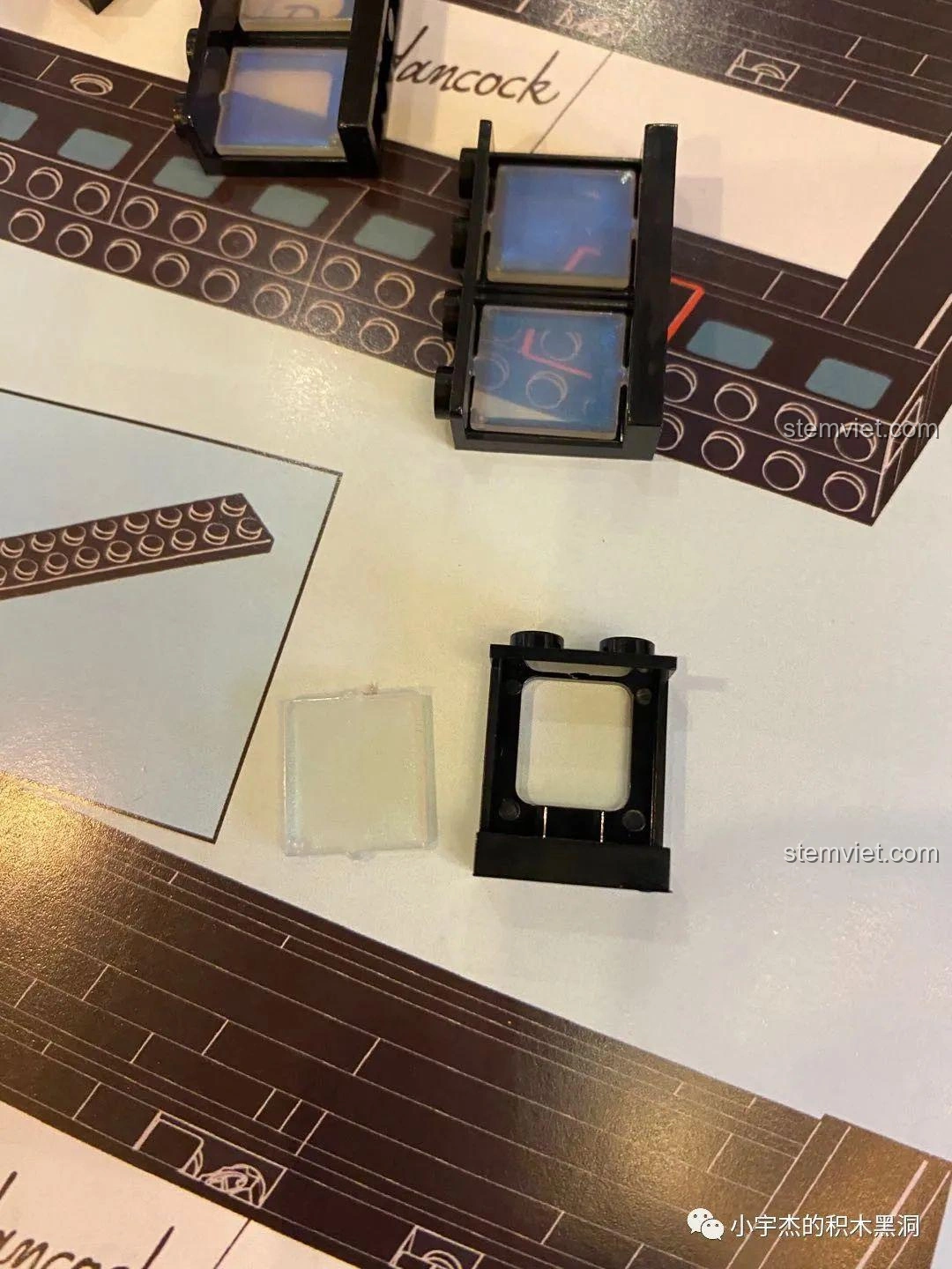 Lỗi mảnh cửa sổ trong hướng dẫn lắp ráp KBOX 10303 Boa Hancock, cần dùng mảnh thay thế.