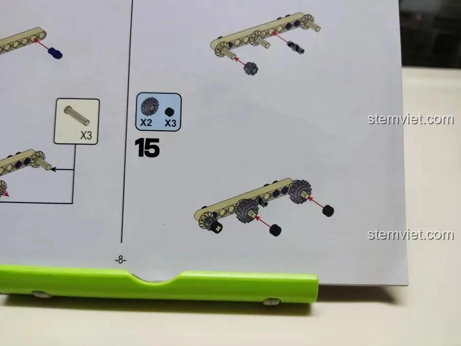 Ví dụ về lỗi màu sắc trong sách hướng dẫn của bộ Xe Tăng Merkava HA389123, mảnh ghép màu đen bị in sai.