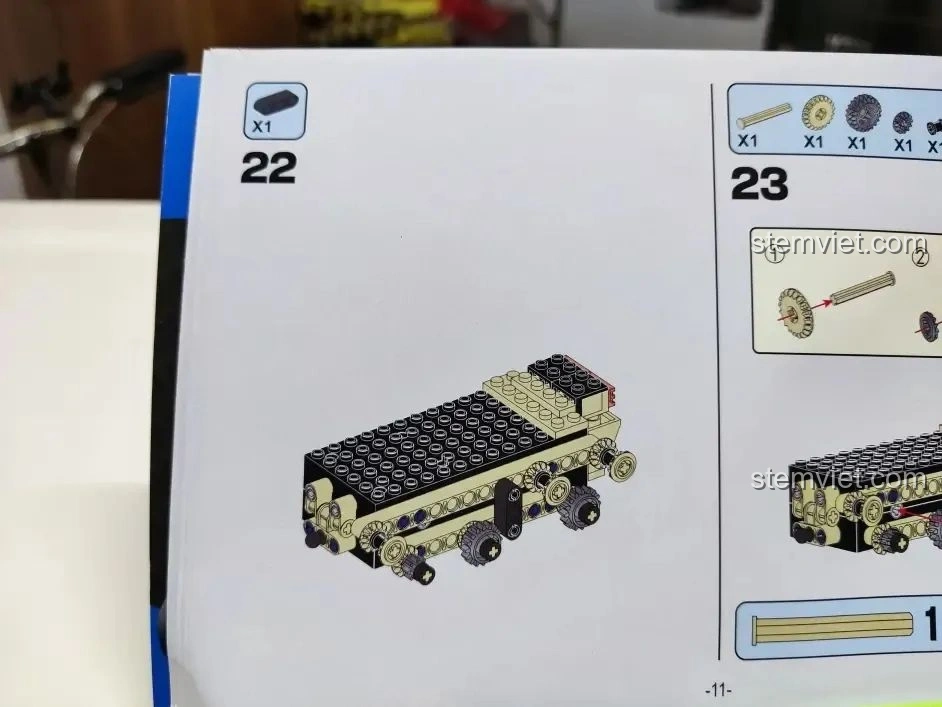 Ví dụ khác về lỗi màu sắc trong sách hướng dẫn của bộ Xe Tăng Merkava HA389123, mảnh ghép màu đen bị in sai.