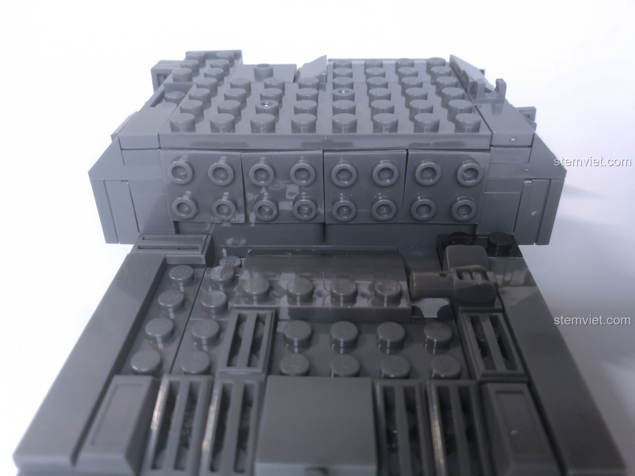 Một lỗi nhỏ trong quá trình lắp ráp xe tải Sluban, chi tiết phía sau bị vênh nhẹ nhưng không ảnh hưởng đến tổng thể.