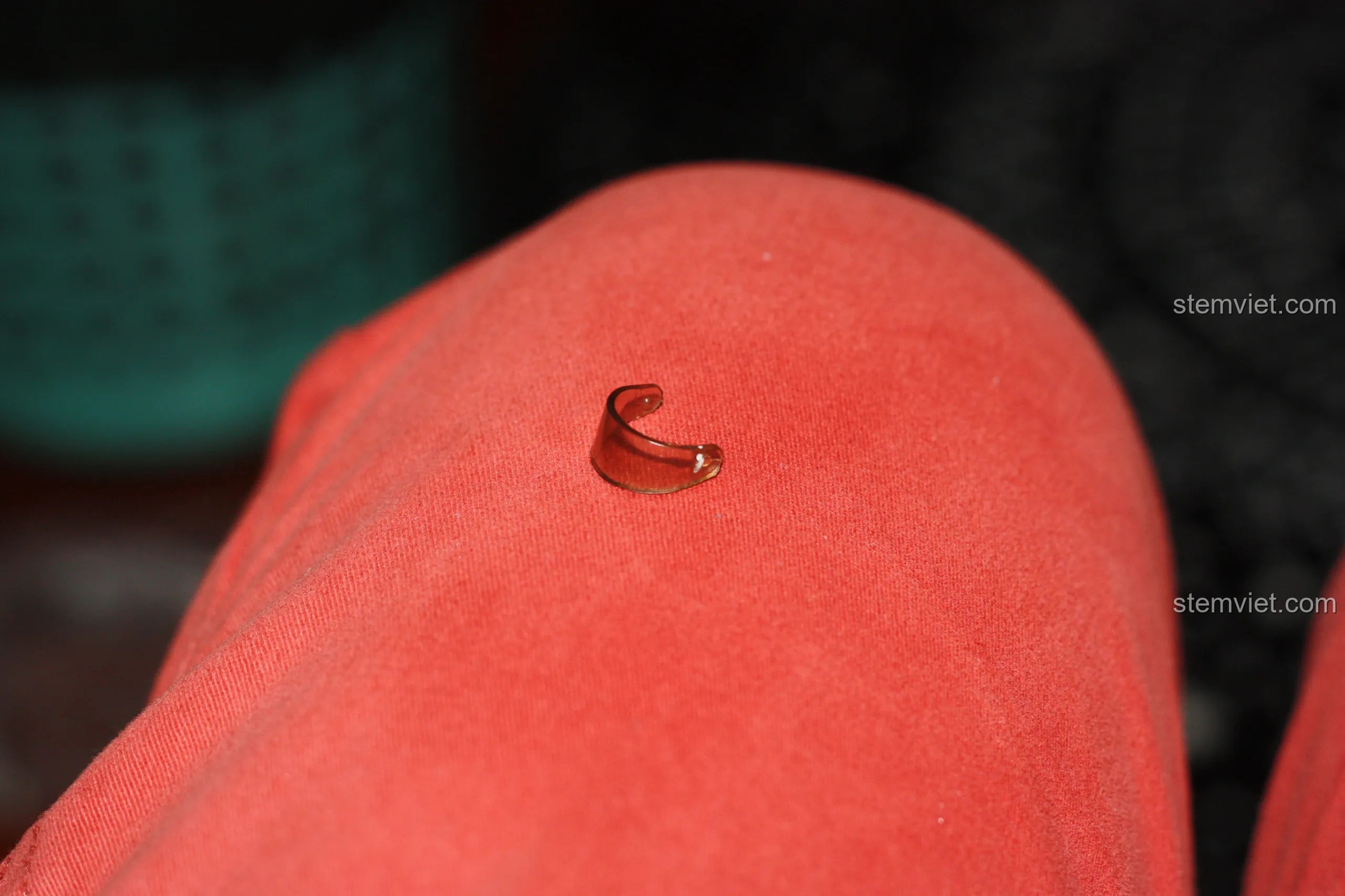 Mũ bảo hiểm của minifigure lính cứu hỏa trong bộ KAZI KY8054 có một chấm trắng nhỏ do lỗi sản xuất.