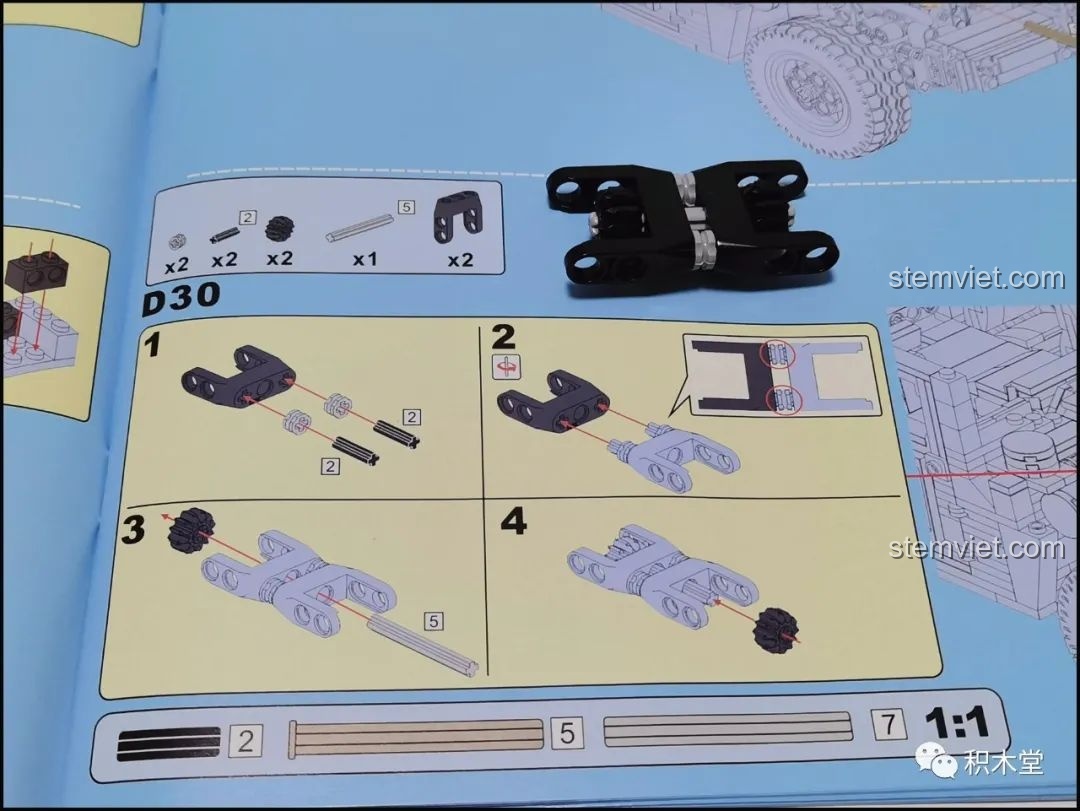 Một lỗi nhỏ trong sách hướng dẫn của CaDA C61027 ở bước D30, ghi nhầm số của chi tiết trục technic.