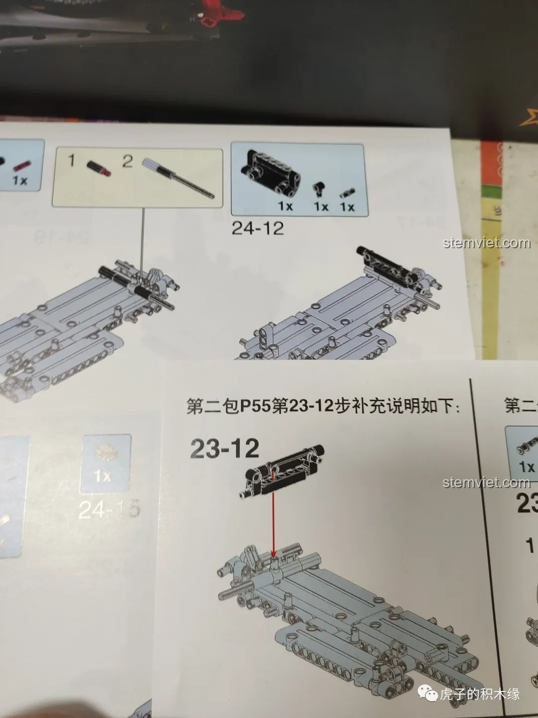 Một lỗi nghiêm trọng trong sách hướng dẫn ở bước 4 phần 3, cần thay thế bằng một chốt dài màu xanh để lắp ráp đúng.