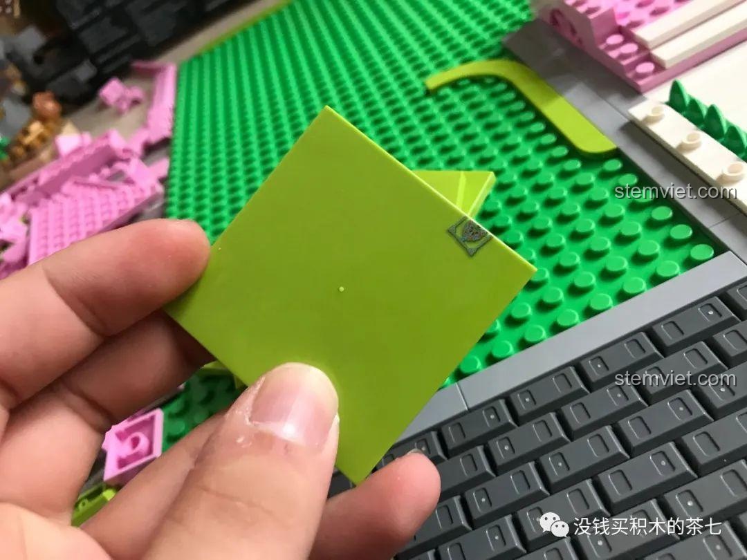 Một viên gạch bị dính sticker không mong muốn, cho thấy vấn đề về kiểm soát chất lượng của bộ SEMBO 604003.