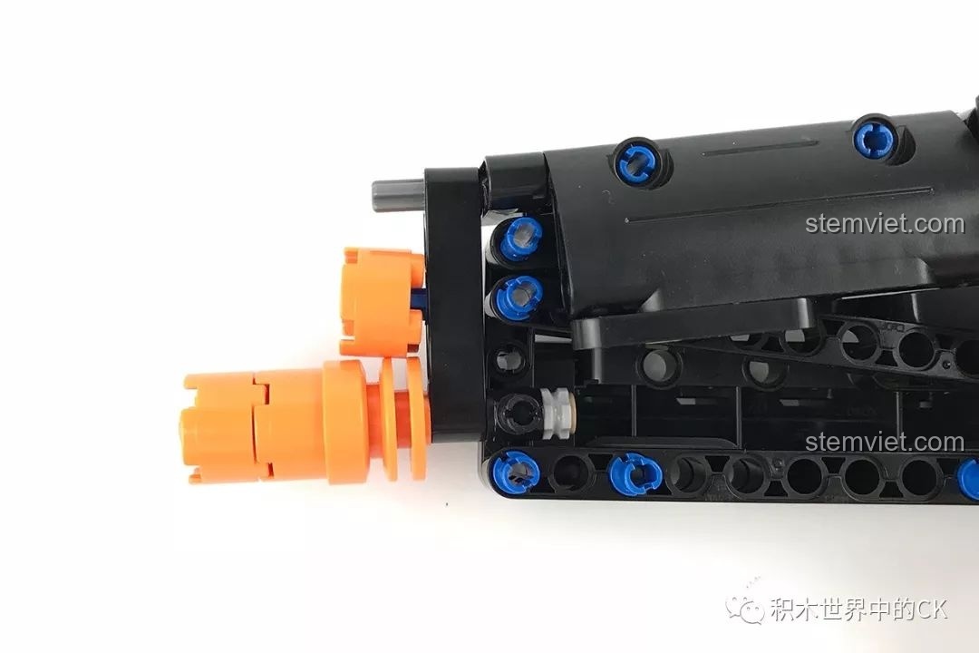 Lỗi thiết kế nhỏ ở đầu nòng màu cam của bộ xếp hình Khẩu súng tiểu liên MP5 cho con trai 8 tuổi.