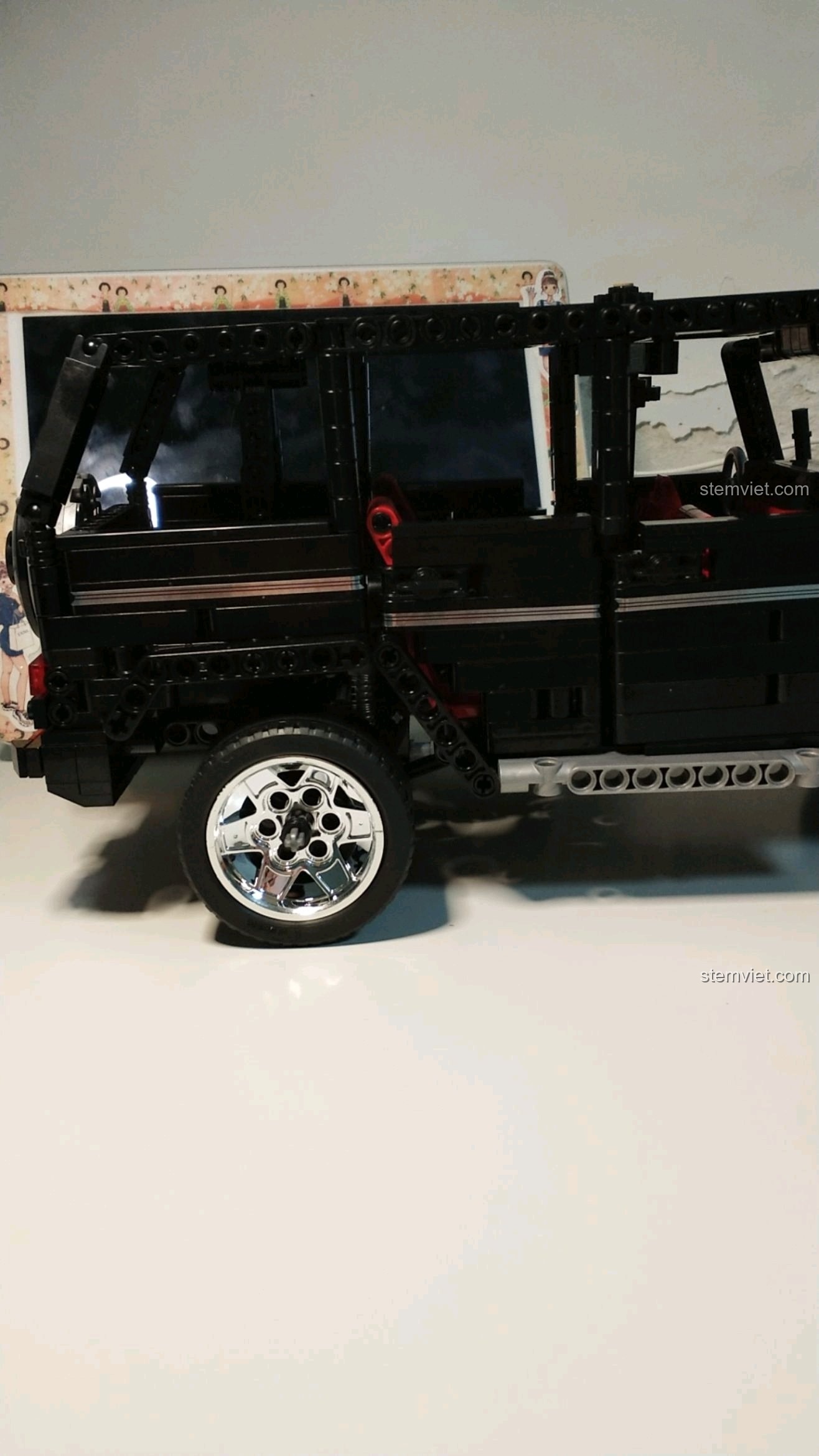 Mô hình SEMBO 701960 Xe G-Wagon sau khi lắp xong cho thấy phần đuôi xe hơi bị lệch, một lỗi nhỏ về thiết kế.