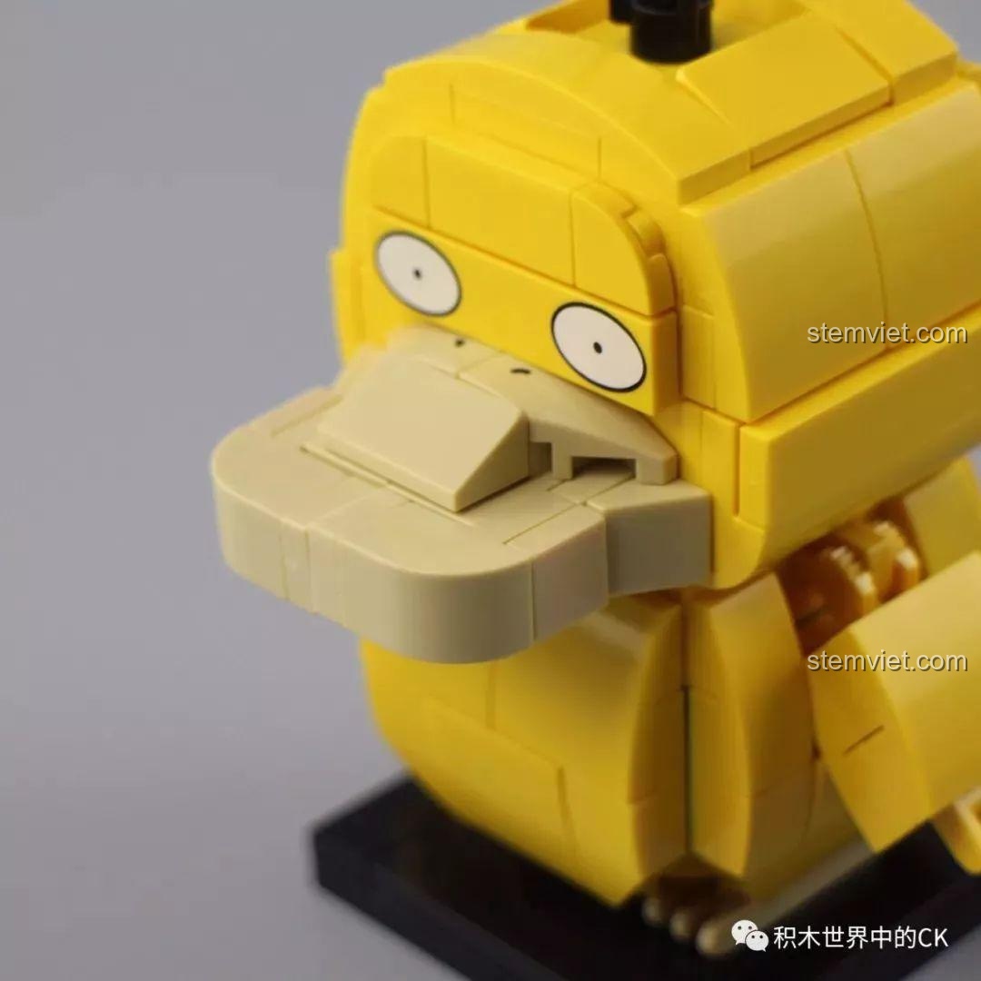 Cận cảnh phần mỏ của mô hình Psyduck, cho thấy cấu trúc lắp ráp chưa ổn định và có sự khác biệt màu sắc.