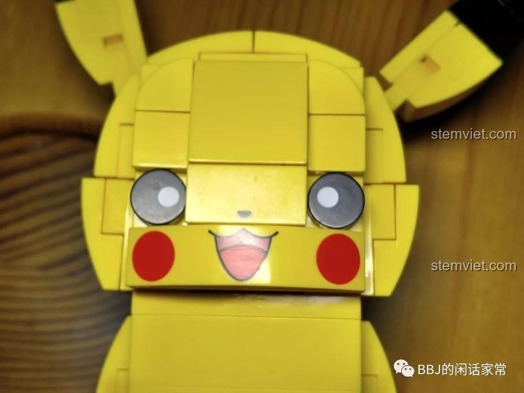 Cận cảnh chi tiết mũi của mô hình Pikachu có một vết xước nhỏ, một lỗi nhỏ về kiểm soát chất lượng sản phẩm.