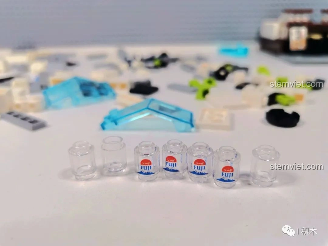 Các lon nước ngọt nhỏ và lon đã dán sticker trong bộ CaDA C66006