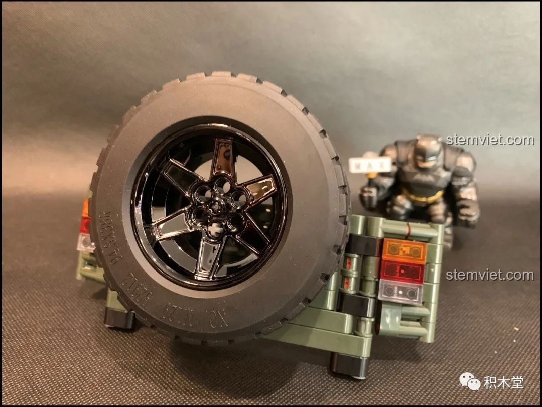 Lốp dự phòng kích thước lớn của mô hình Xe off-road Wrangler Mould King 13124.