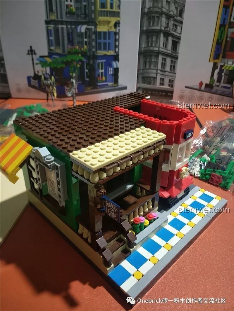 Lắp ráp phần mái che và ban công tầng một của mô hình Tòa nhà phố ẩm thực WANGE 6313.