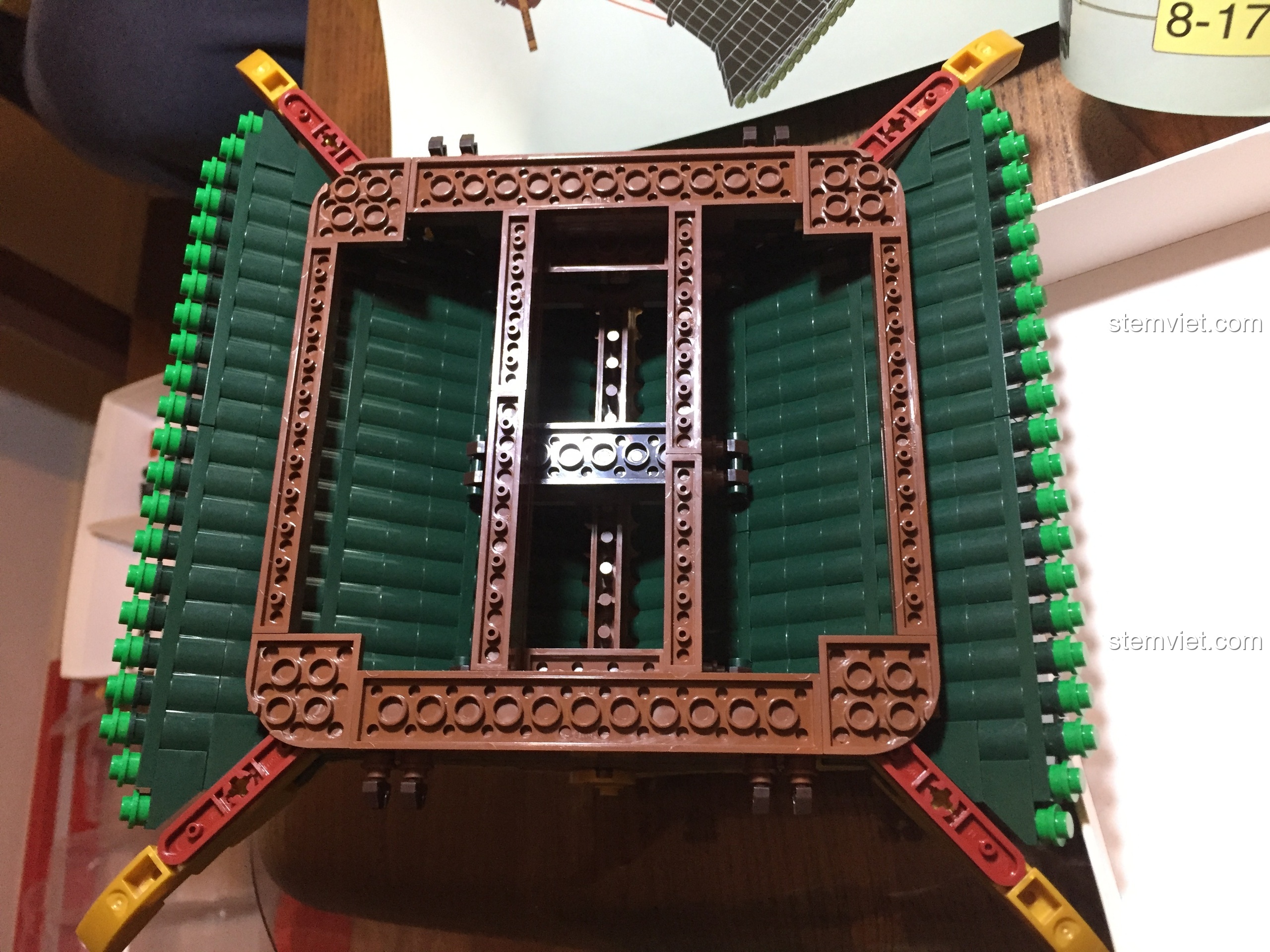 Quá trình lợp các mảng ngói màu xanh lá cây lên khung kết cấu mái nhà của Vạn Phúc Khách Sạn.