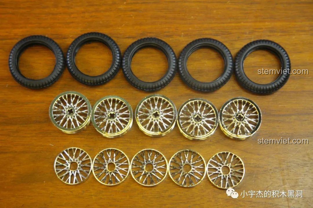 Cận cảnh lốp xe và vành nan hoa mạ bạc của bộ lắp ghép Xe cổ Bugatti T38A SEMBO, mang lại vẻ ngoài sang trọng.