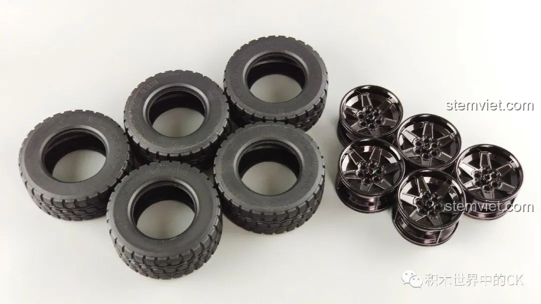 Bộ 5 lốp cao su và 5 vành xe mạ crom sáng bóng của bộ đồ chơi xây dựng xe địa hình Jeep Wrangler.