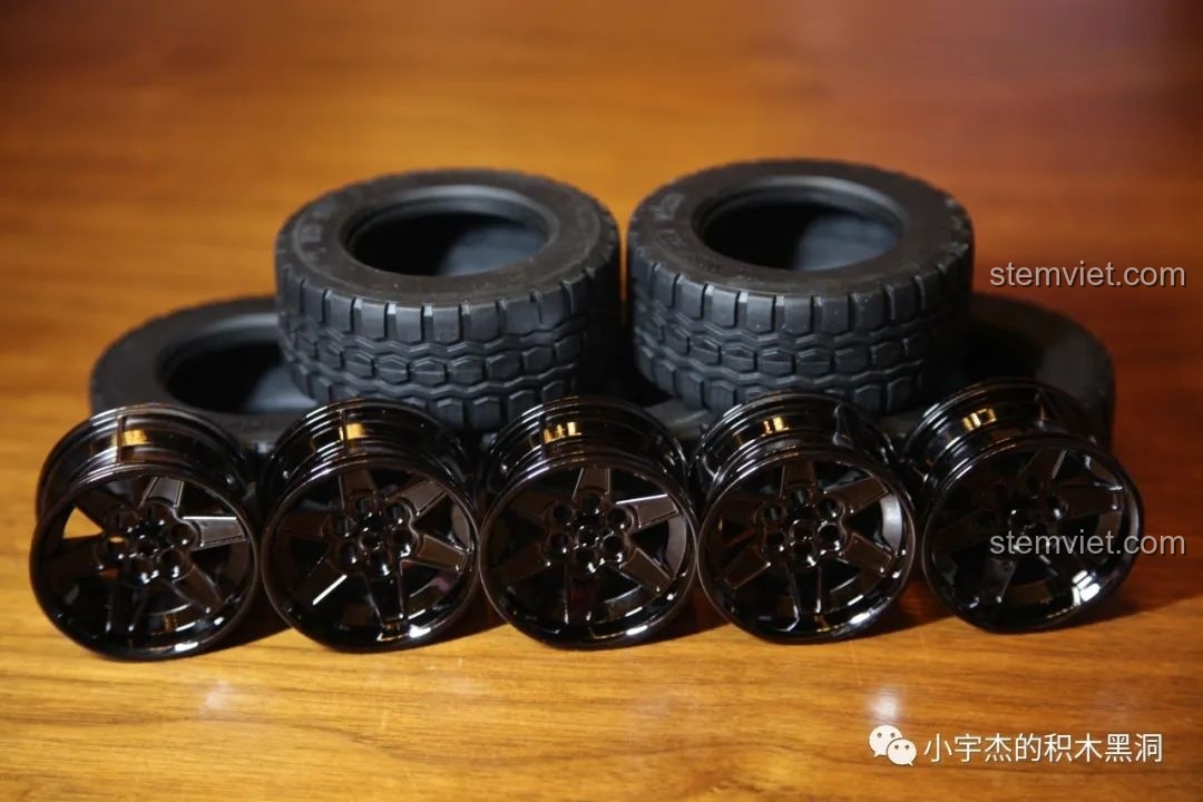 Năm chiếc lốp cao su và vành xe màu đen bóng của bộ đồ chơi xây dựng Xe off-road Wrangler.