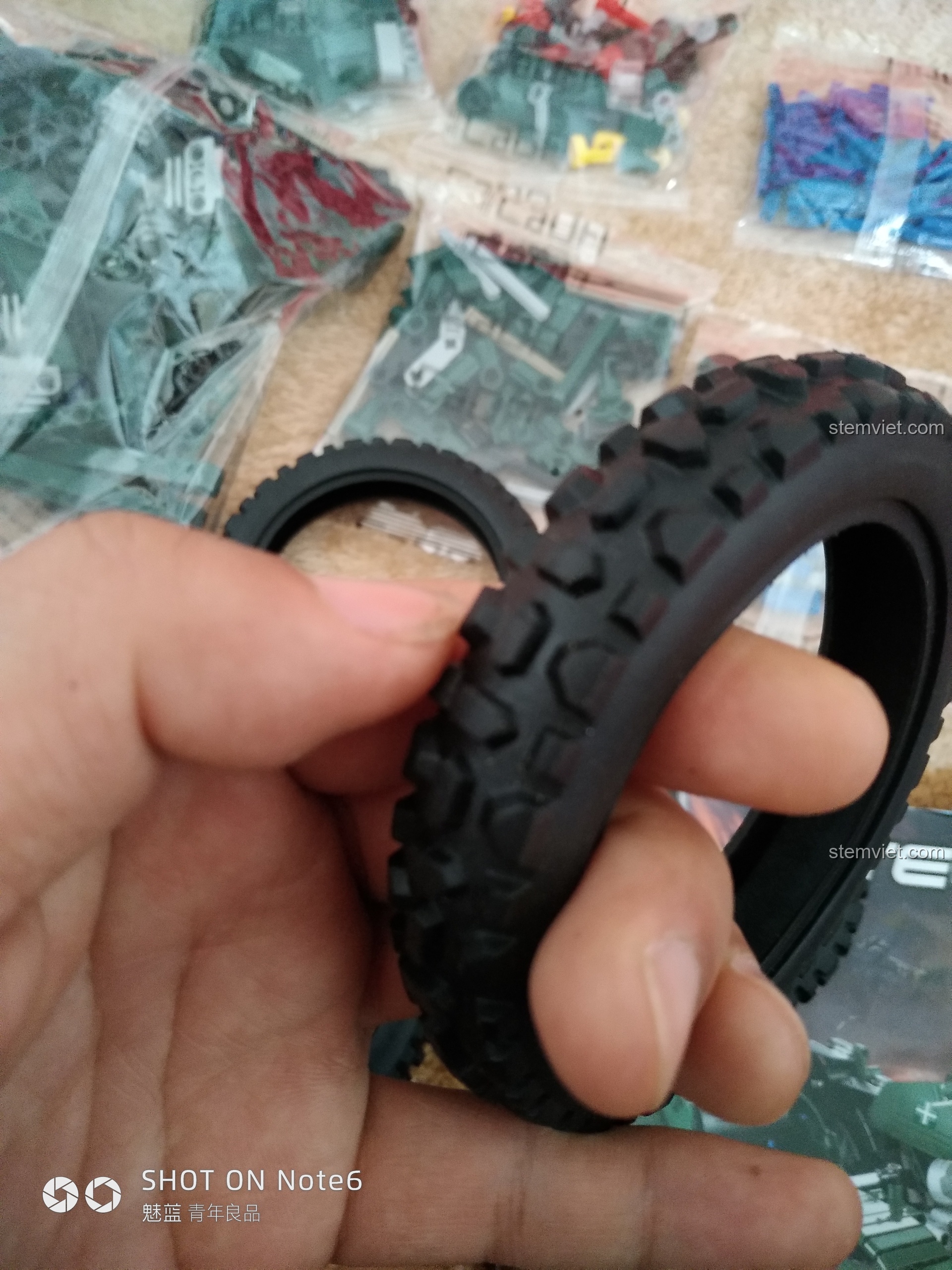 Bộ bốn lốp xe địa hình của mô hình Xe máy quân sự có thùng CaDA C51021 với chất liệu cao su mềm và vân lốp sâu.