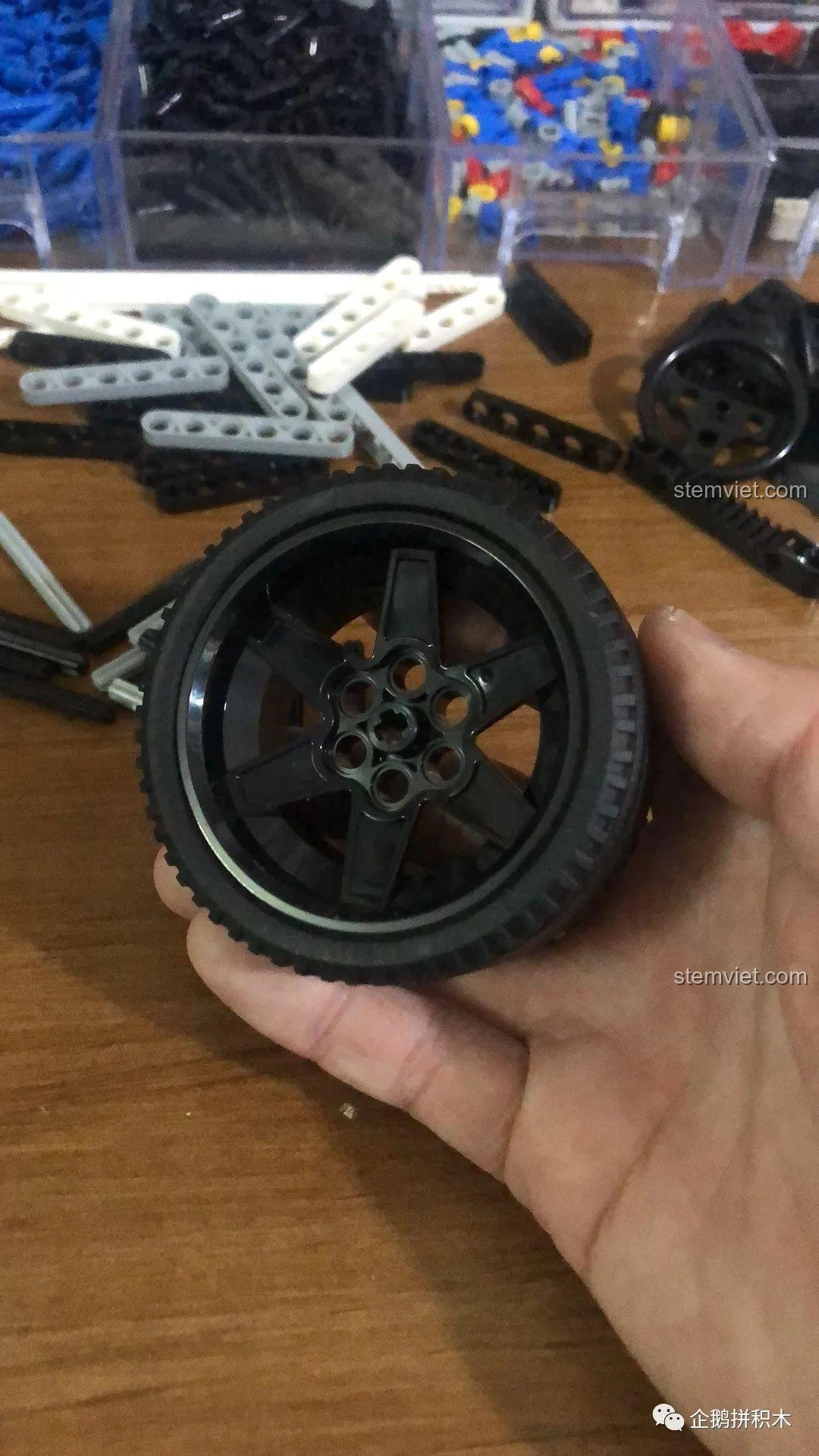 Cận cảnh bánh xe và lốp của bộ lắp ráp Mould King 13117 F1 Xe Đua, cho thấy chất lượng vật liệu.