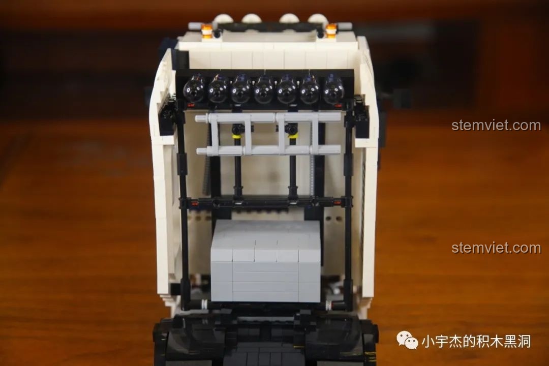 Lốp xe và vành xe của bộ lắp ghép ShineYU YC QC007, lốp có vẻ cứng cáp, đảm bảo độ bền cho mô hình.