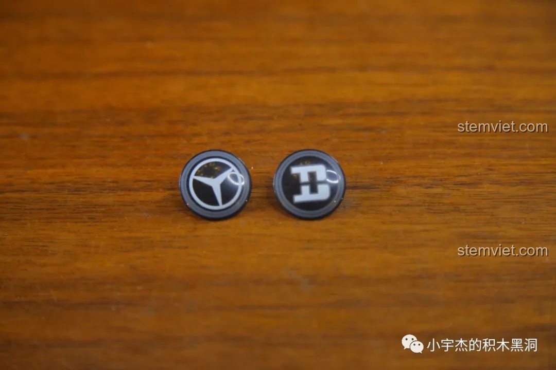 Hai lựa chọn logo cho bộ đồ chơi lắp ghép Xe Tải Mercedes-Benz Actros YCQC007: logo Mercedes-Benz và logo Happy Build.