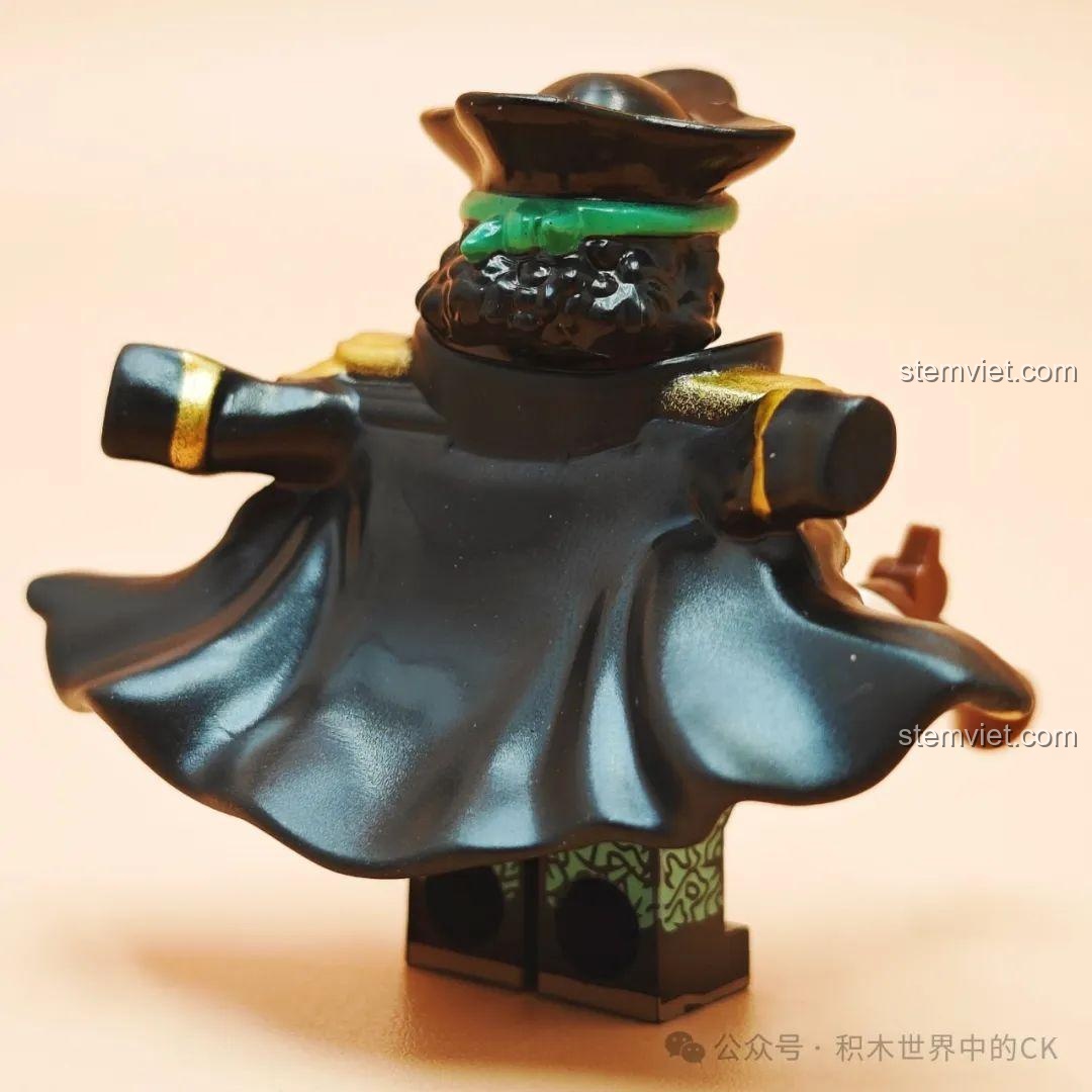 Mặt sau của minifigure Monkey D. Luffy XINH X0353, cho thấy chi tiết quần và bộ trang phục.