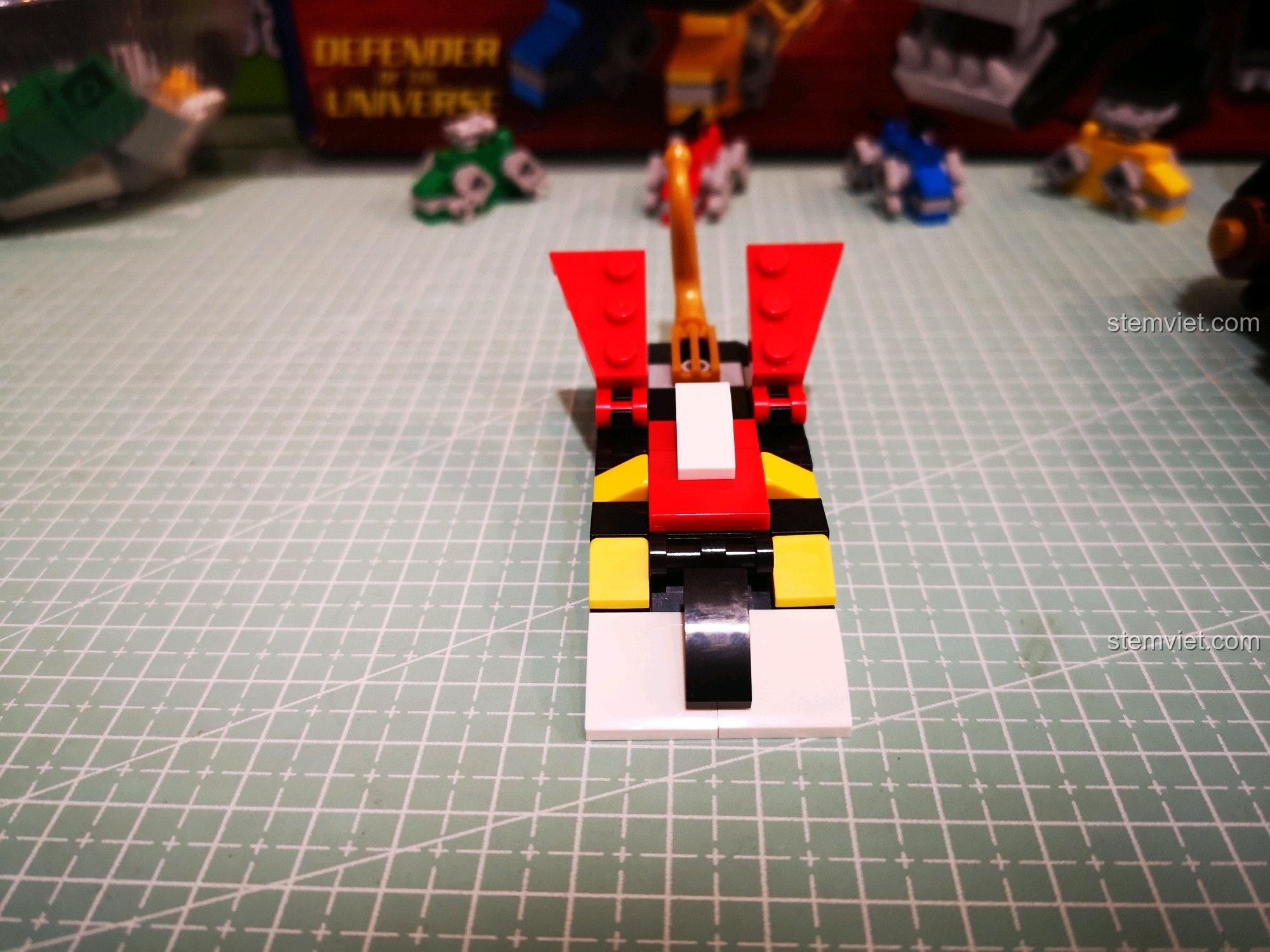 Góc nhìn từ phía trước của lưng Sư tử Đen sau khi gắn cánh và đuôi.