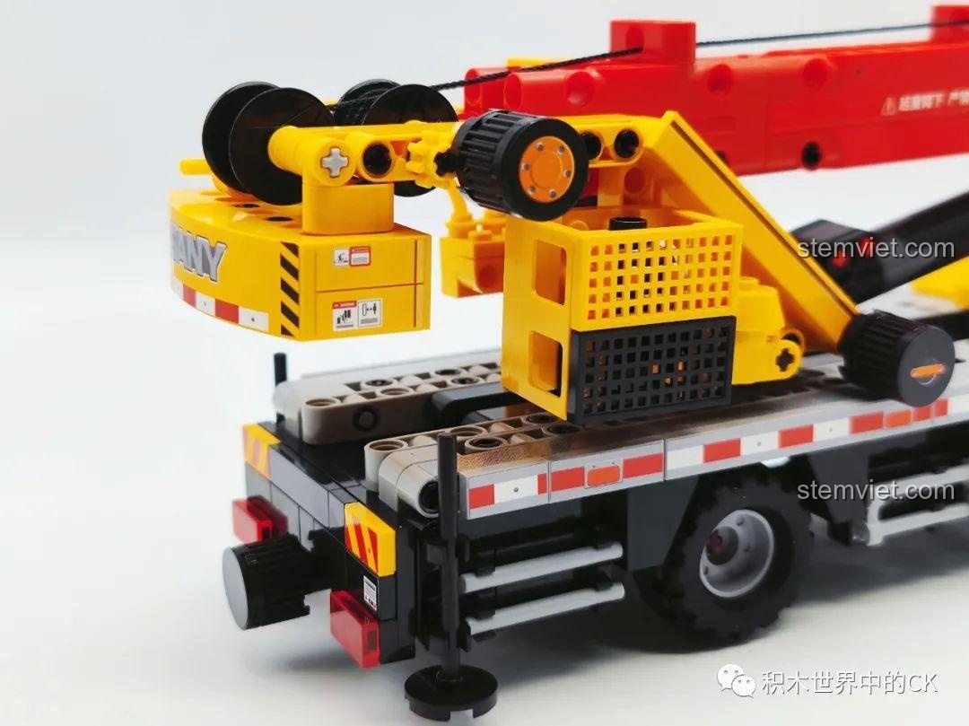 Chi tiết lưới bảo vệ và bậc thang trên cụm cần cẩu của mô hình SEMBO 712022.