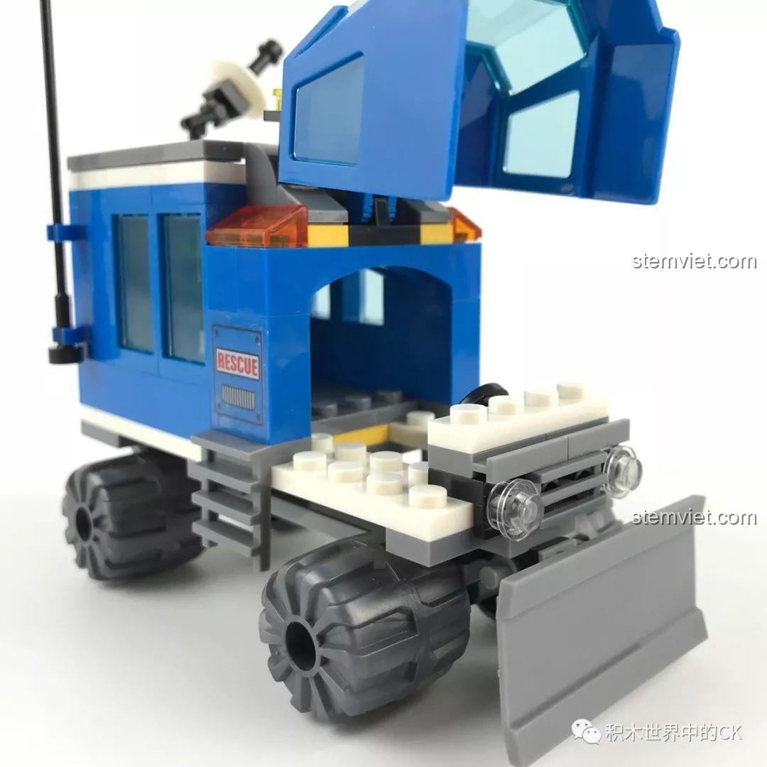 Lưỡi cào tuyết của xe cứu hộ có thể điều chỉnh góc nghiêng, tăng thêm tính năng chơi cho bộ mô hình.