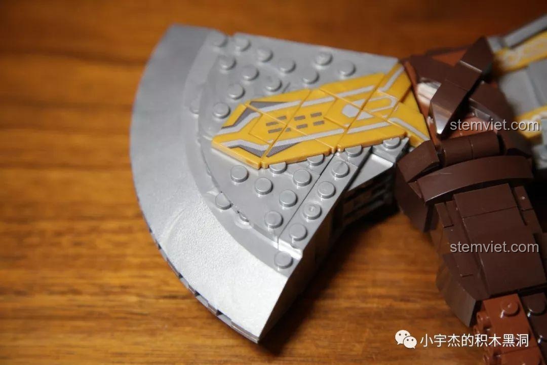 Cận cảnh lưỡi rìu của mô hình Stormbreaker SY1399 với các chi tiết dán sticker trang trí.