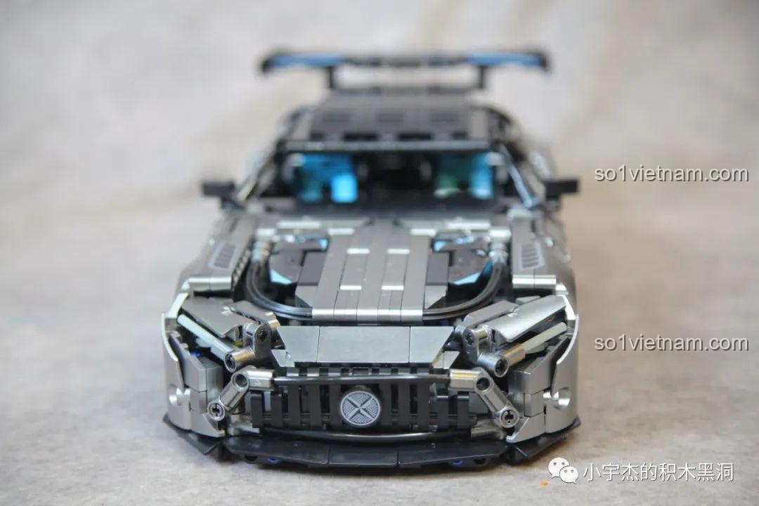 Cận cảnh lưới tản nhiệt đặc trưng của xe Mercedes AMG trên mô hình lắp ráp MJ Blocks 8620A, với logo được biến tấu.