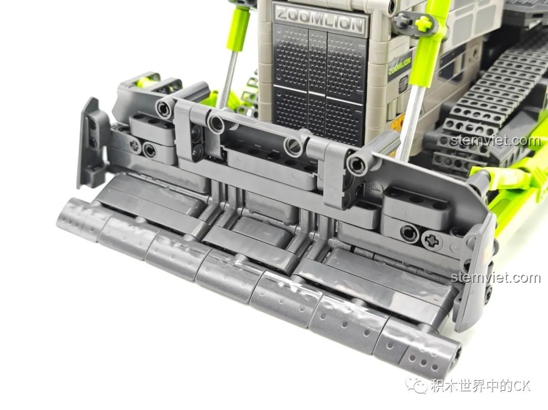 Chi tiết lưới tản nhiệt và logo Zoomlion trên bộ xếp hình SEMBO 5940 giá hời, một chi tiết làm tăng giá trị cho mô hình.