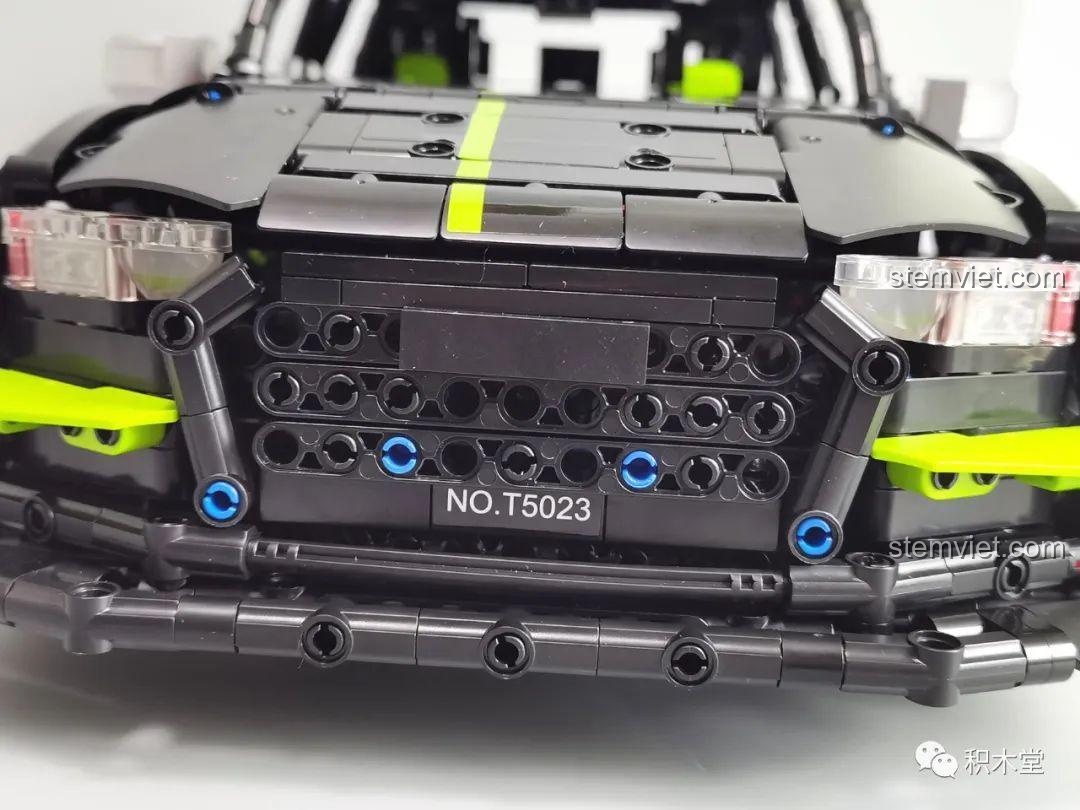 Cận cảnh lưới tản nhiệt của mô hình Audi RS6 T5023 với biển số là mã sản phẩm, một chi tiết thú vị.